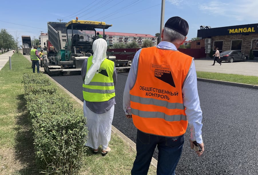 Chechen Republic: repair of Ashgabat street under public control